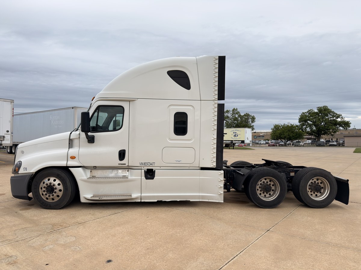 2014 Freightliner Cascadia - FZ4477