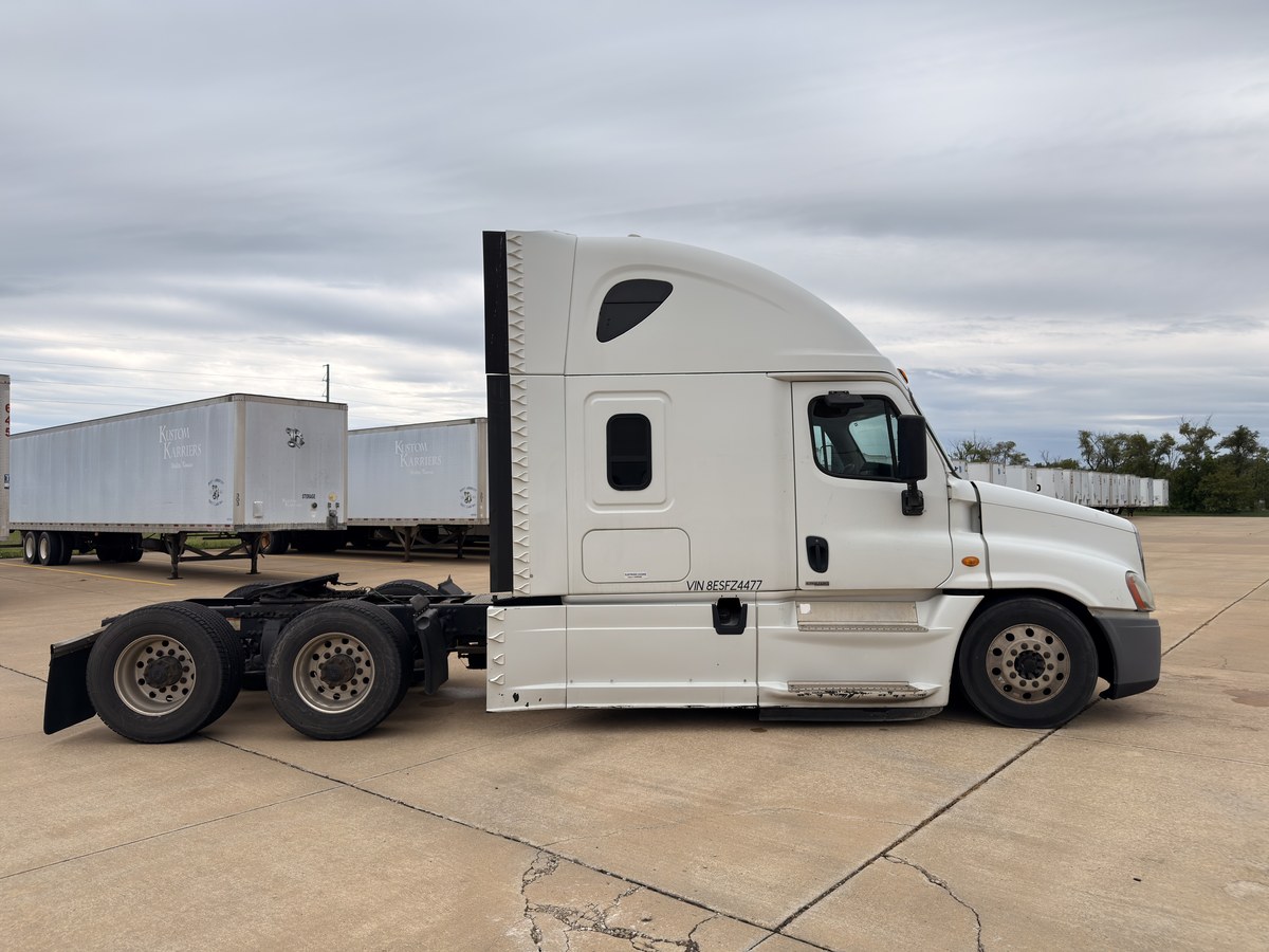 2014 Freightliner Cascadia - FZ4477