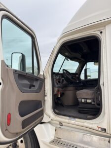 2014 Freightliner Cascadia - FZ4477