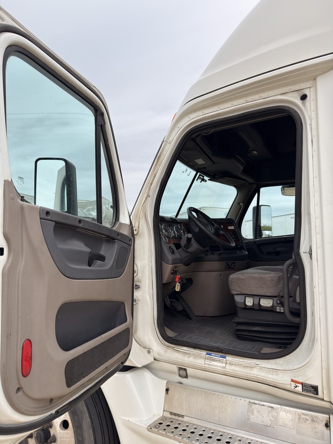 2014 Freightliner Cascadia - FZ4477