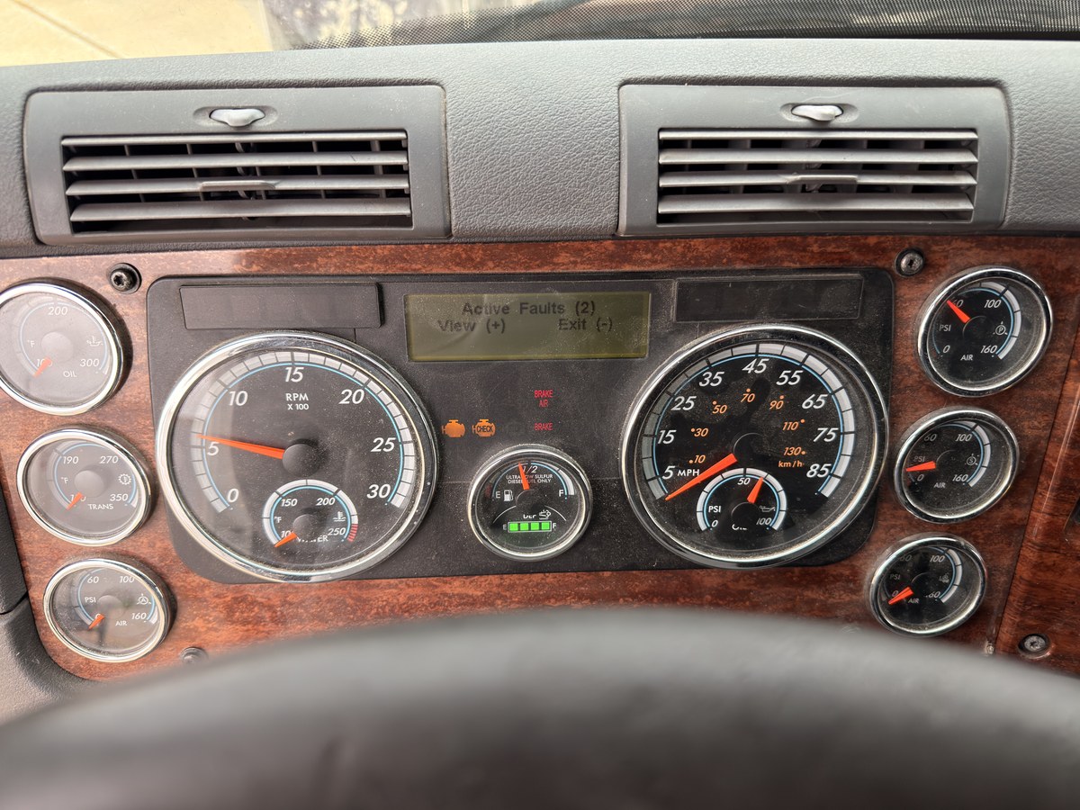 2014 Freightliner Cascadia - FZ4477