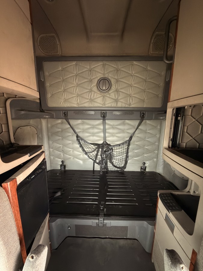 2014 Freightliner Cascadia - FZ4477