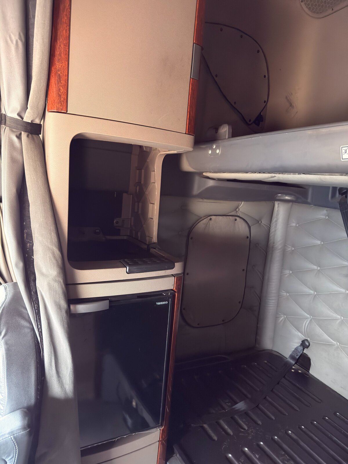 2015 Freightliner Cascadia - GK2154